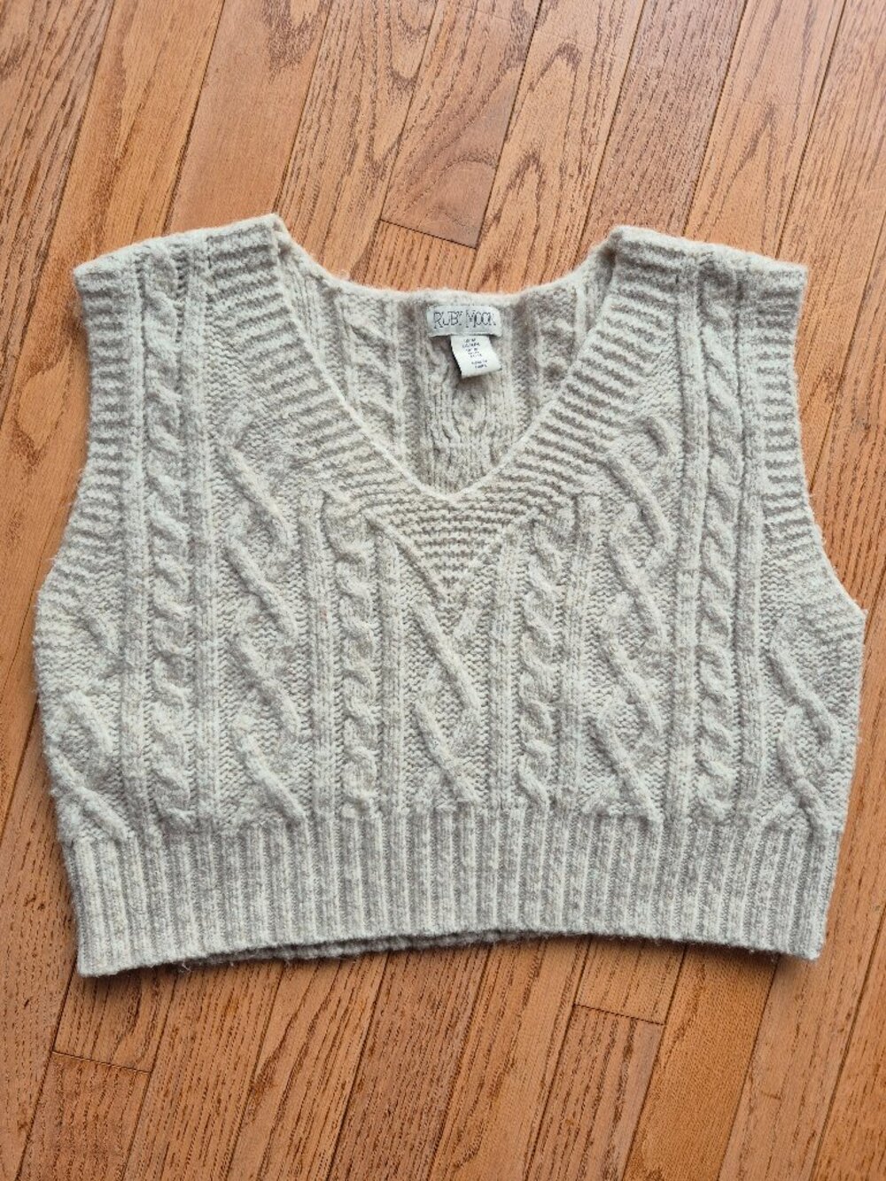 Ruby Moon V-Neck Cable Knit Cropped Sweater Vest M
